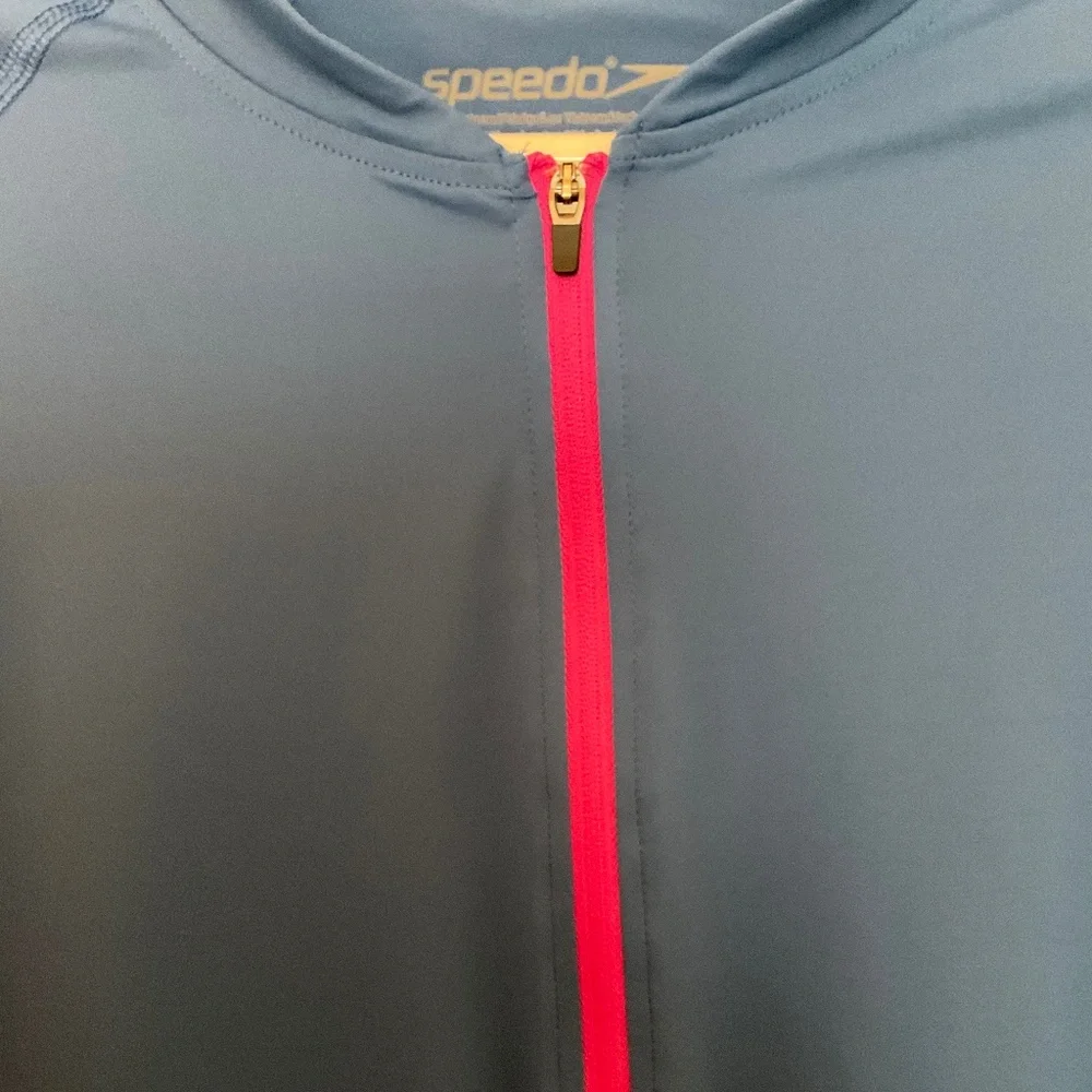 LADIES SPEEDO SWIM SHIRT W/RASH GUARD.  XL. UV PROTECTION. NWOT.  HAS ZIPPER. - Picture 2 of 7